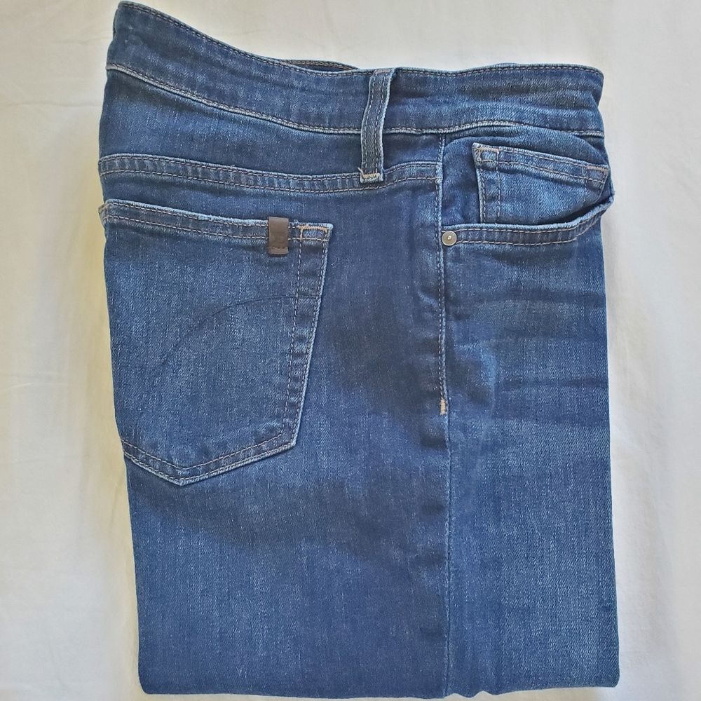 Distressed jeans at the ankle